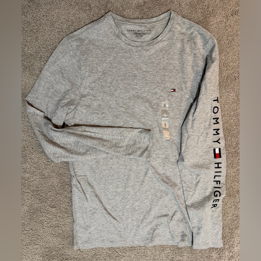 NWT Tommy Hilfiger Light Gray Long Sleeve Tee Size Small